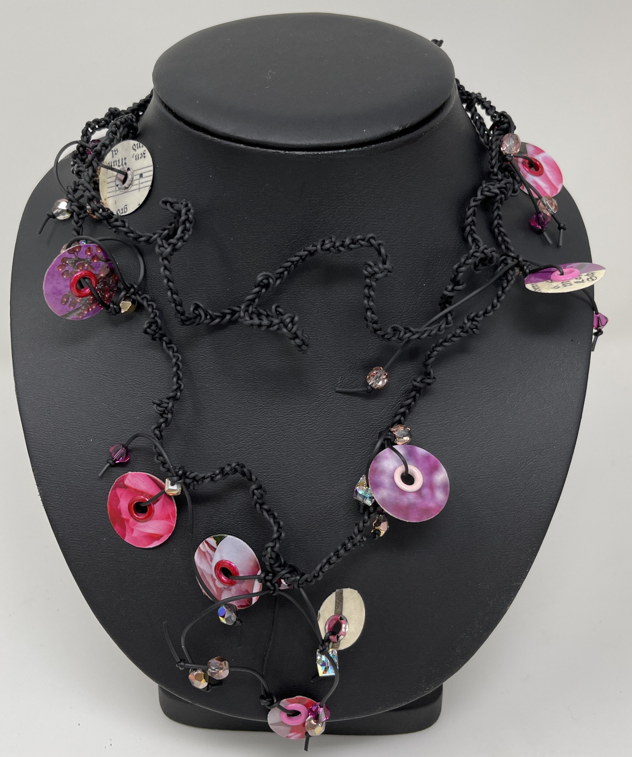 Kautschuk-Schmuck – Das Einzelstueck